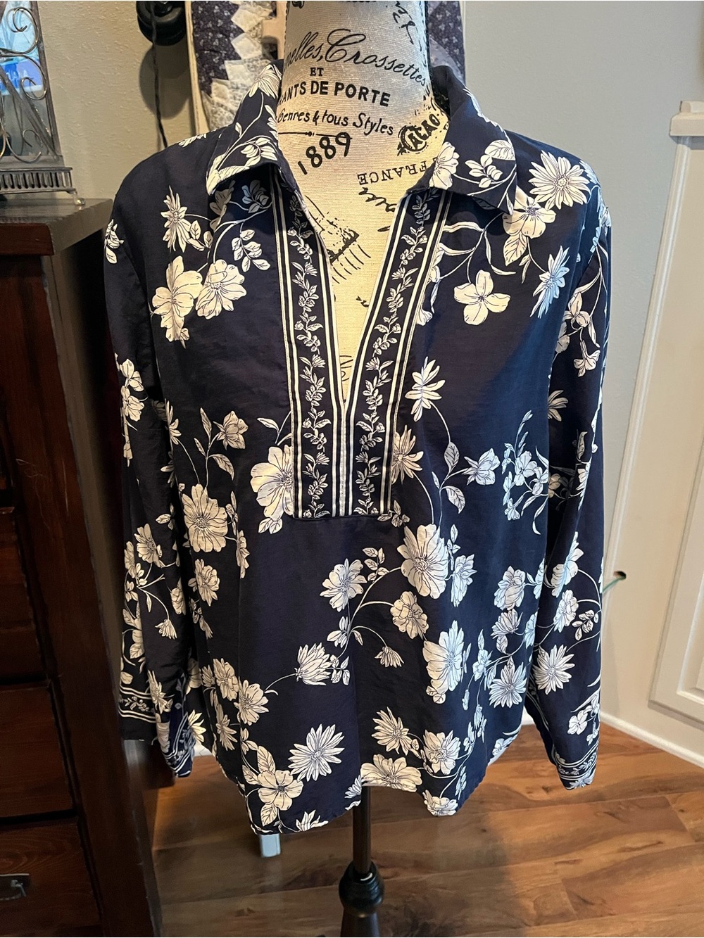 LOFT Navy/White Floral Collared Long Sleeve Woven Pullover Blouse Medium